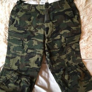 High waisted camo pants. On trend. Street style.